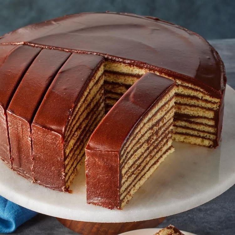 Hungarian Dobos Torte 🇭🇺✨ – Classic Chocolate Layer Cake With Caramel 720317800_122175574196840356_82368761926882086_n