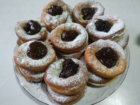Hungarian Jam-Filled Doughnuts (Lekváros Fánk) 🇭🇺✨ 775495437_122306484296209960_5943964771231427551_n