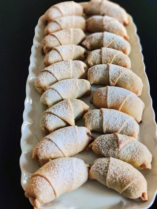 Hungarian Walnut Crescent Cookies (Diós Kifli) 🇭🇺✨ 783727595_1581129660336698_1915029491041146373_n