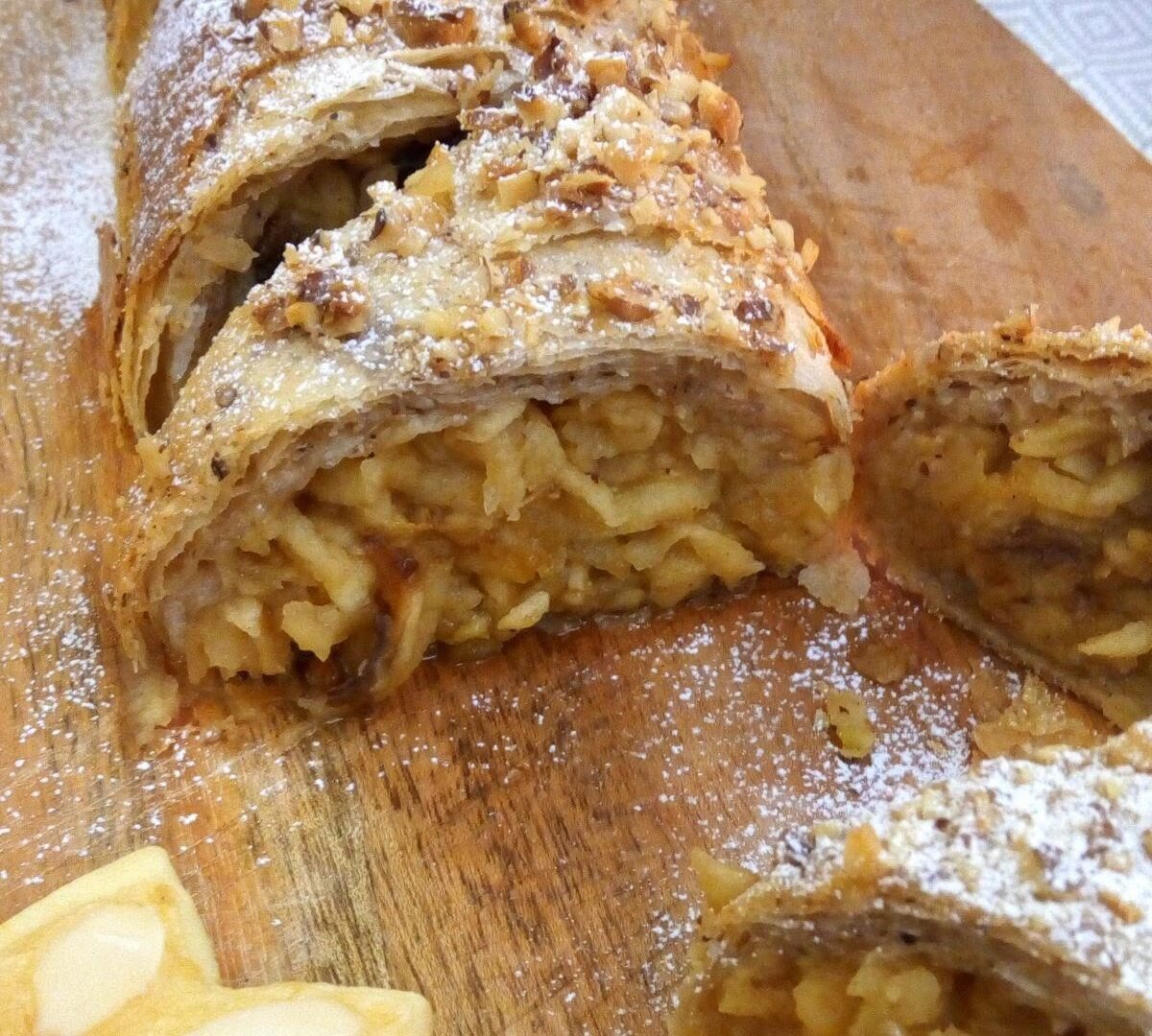 Hungarian Apple Strudel (Almás Rétes) 🇭🇺✨ 784321215_1418757830147510_247599580809469079_n